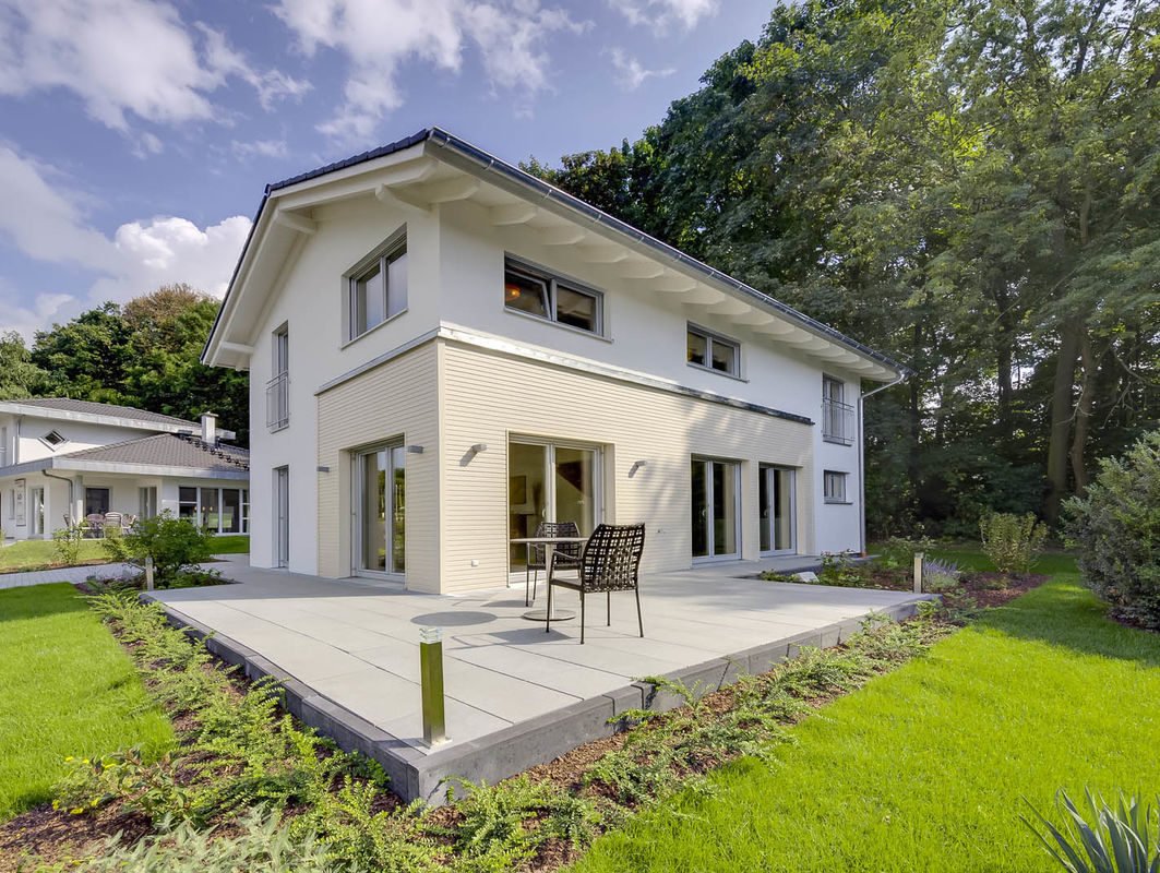 Musterhaus Bad Vilbel J 142 - Ein haus mit rasen vor einem gebäude - Haas Haus – Fertighaus als Musterhaus in Bad Vilbel