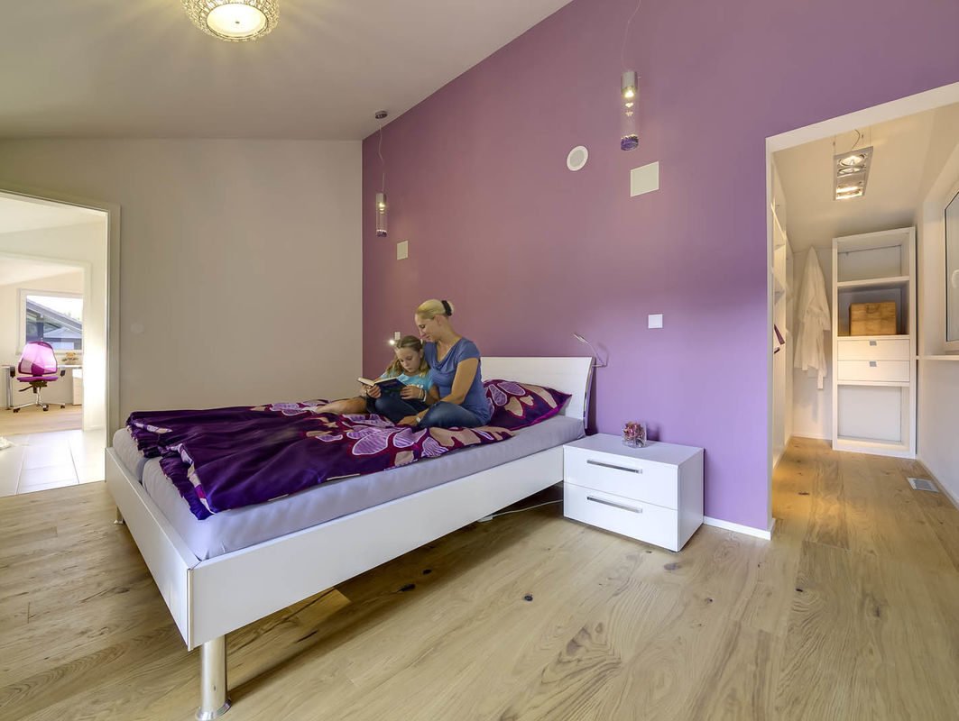 Musterhaus Bad Vilbel J 142 - Ein Schlafzimmer mit einem Bett und einem Spiegel - Haus