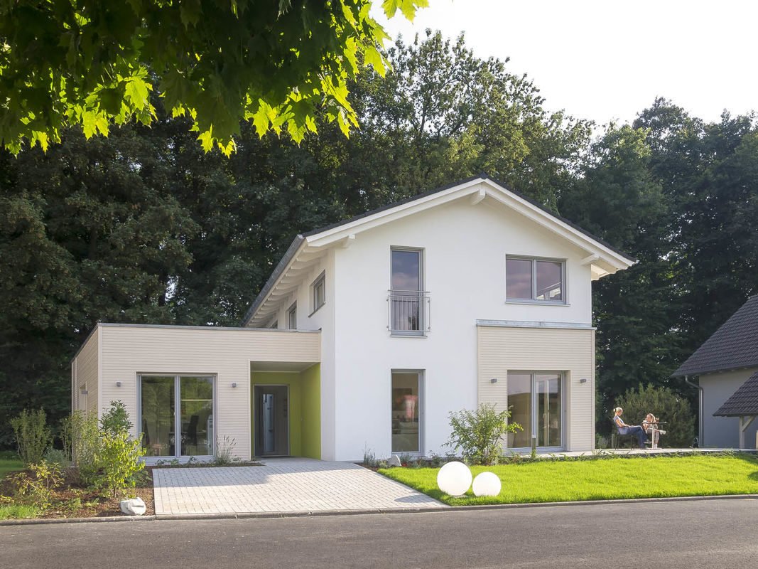 Musterhaus Bad Vilbel J 142 - Ein gelbes haus im hintergrund - Haus