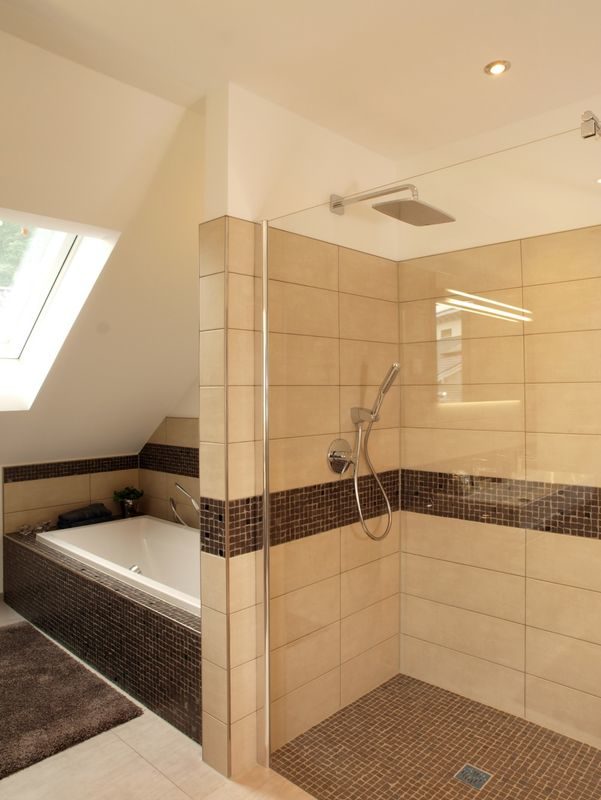 Da Capo Sonderplanung - Ein zimmer mit waschbecken und dusche - Schwabenhaus Musterhaus Bad Vilbel
