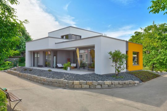 Casaretto - Ein Haus mit Bäumen im Hintergrund - Messehaus & Garten Fellbach