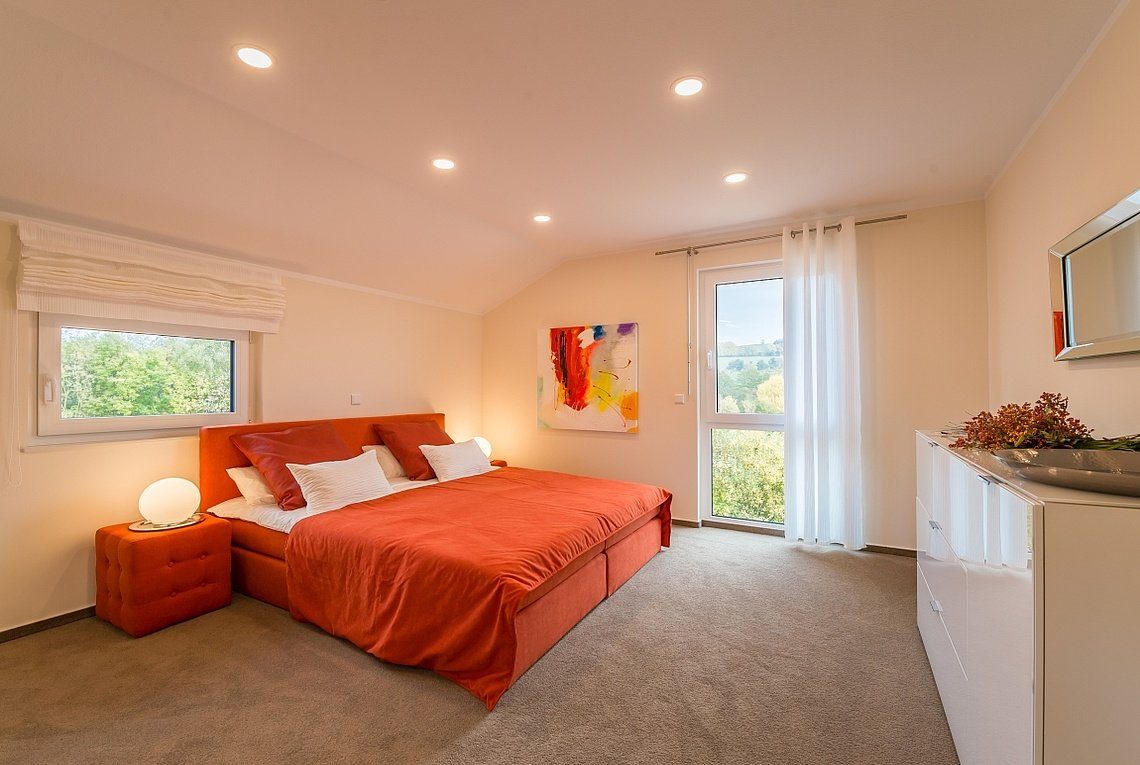 Musterhaus Göteborg - Ein Schlafzimmer mit einem Bett in einem Hotelzimmer - Rensch-Haus GmbH