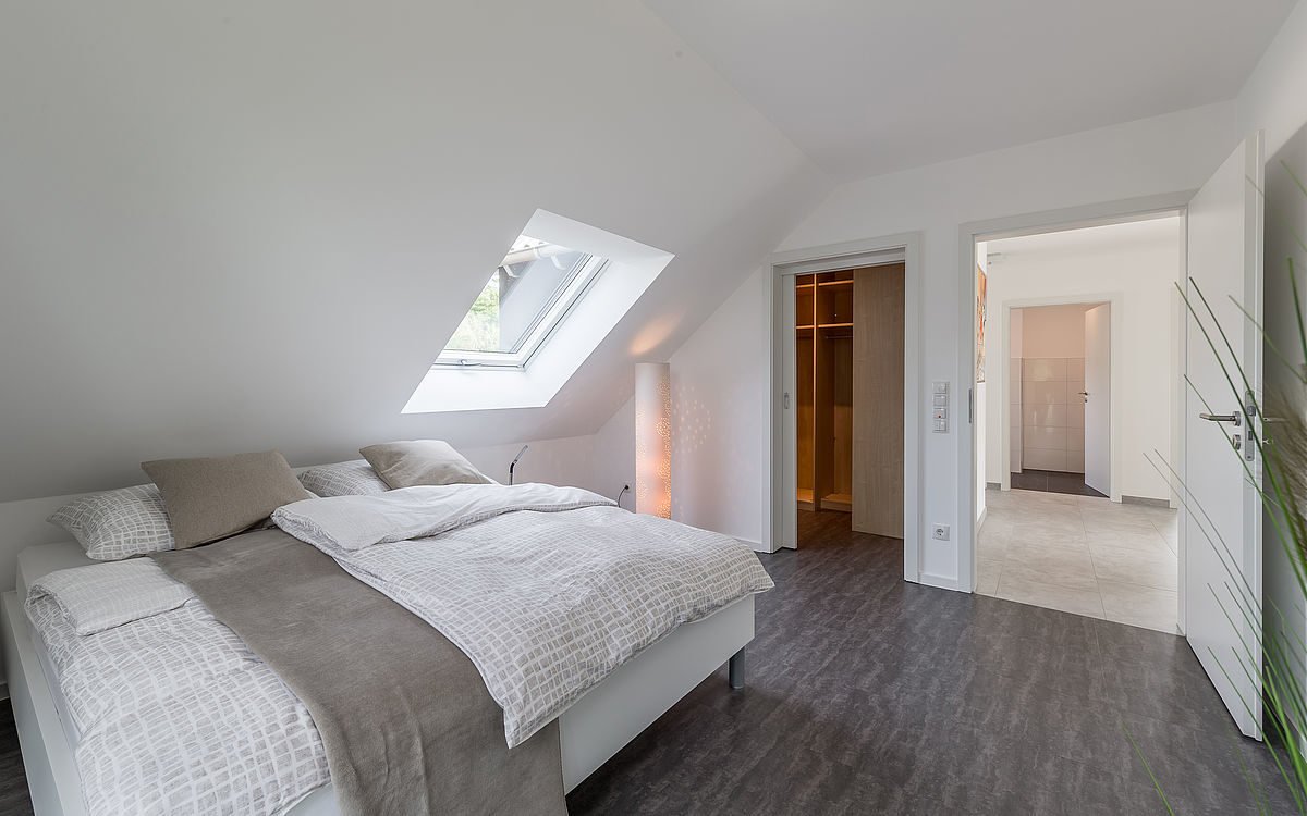 Architektenhaus Aura - Ein Schlafzimmer mit einem großen Bett in einem Raum - Einfamilienhaus