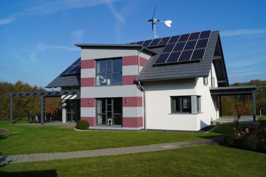 Musterhaus Korfu - Eine große Wiese vor einem Haus - Bungalow