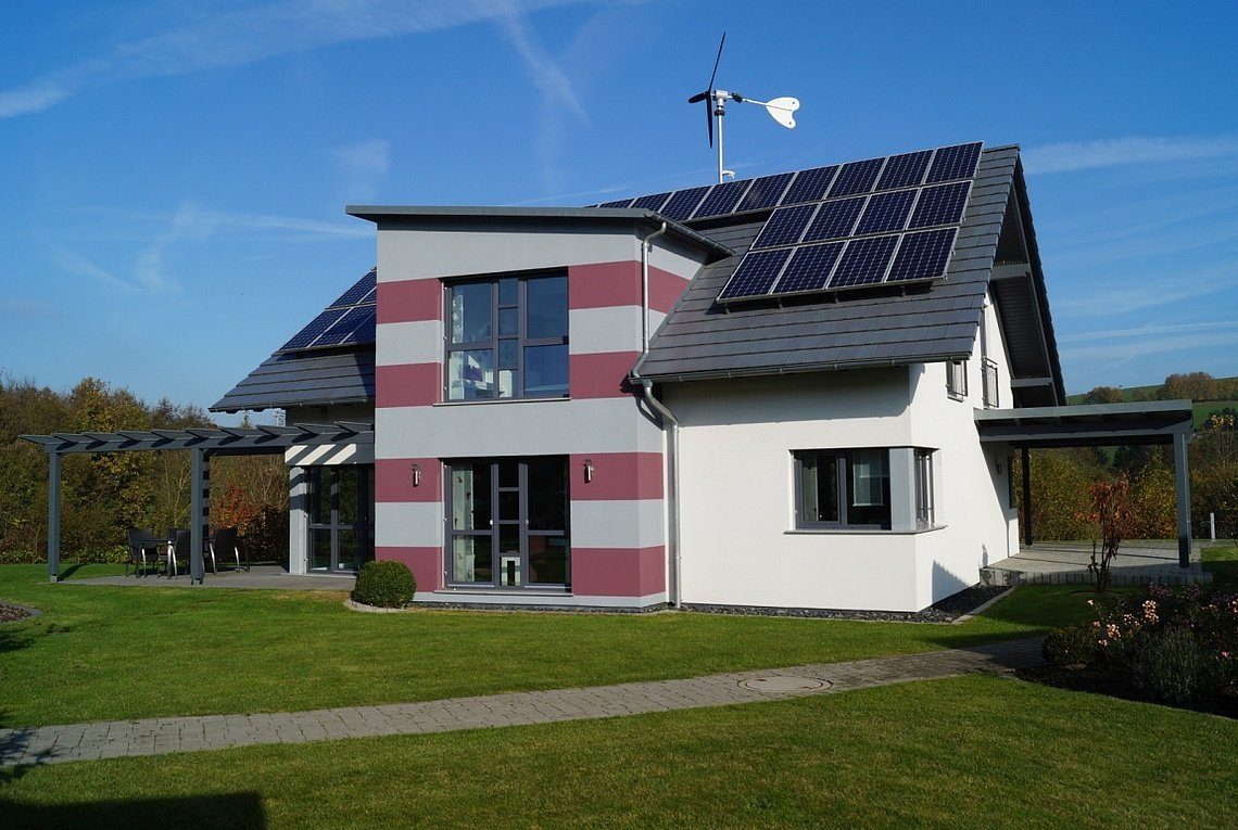 Musterhaus Korfu - Eine große Wiese vor einem Haus - Bungalow