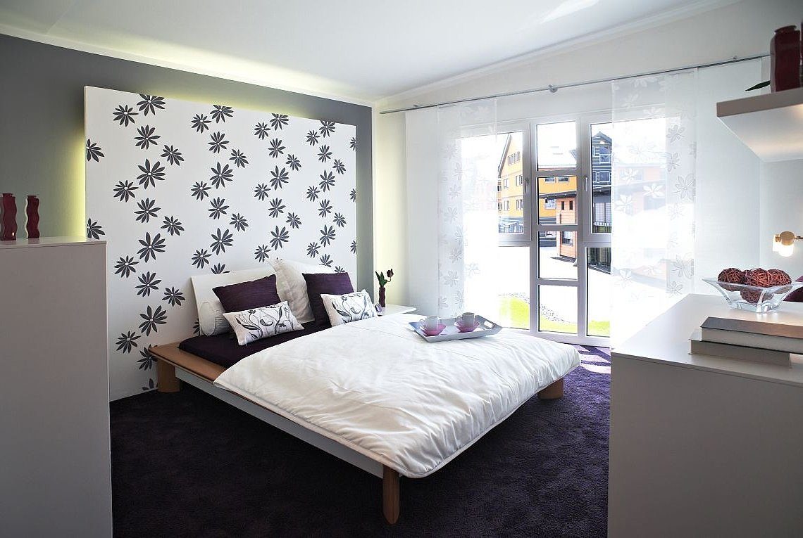Musterhaus Korfu - Ein Schlafzimmer mit einem Bett in einem Raum - Bettrahmen