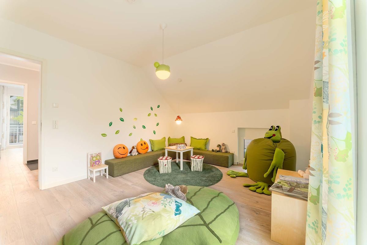 Musterhaus Poing - Eine Person in einem grünen Raum - Haus