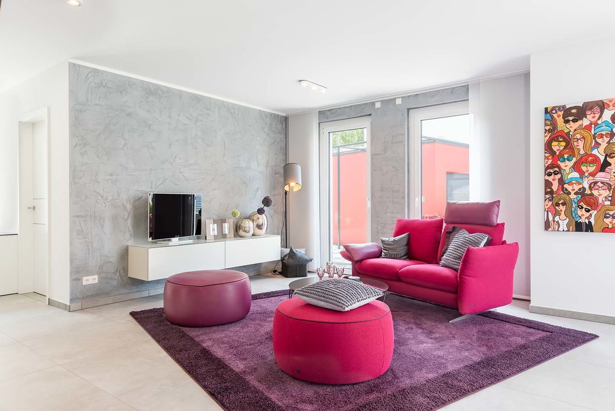 Musterhaus Poing - Ein großer roter Stuhl in einem Raum - Wohnzimmer