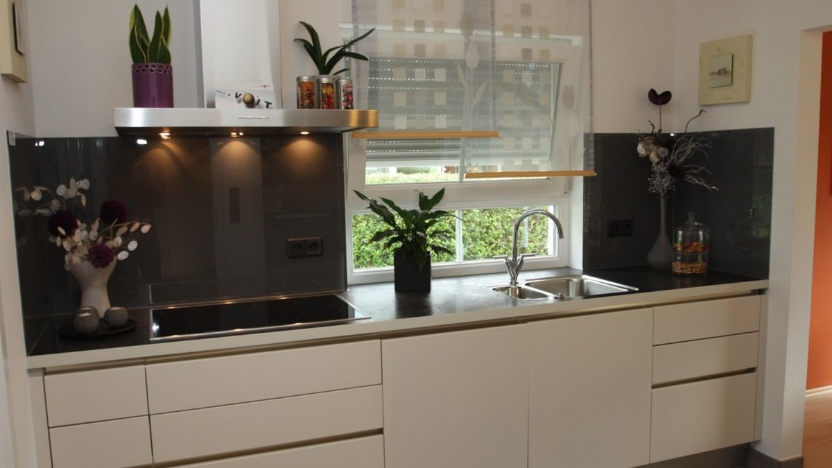 Jasmin K-095 - Eine küche mit waschbecken und spiegel - Klassische Küche
