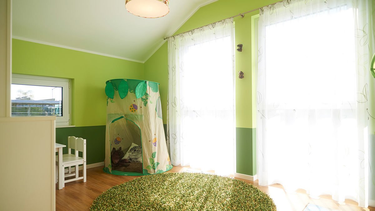 Variant 25-192 - Ein Schlafzimmer mit einem grün gestrichenen Raum - Hanse Haus Musterhaus München-Poing