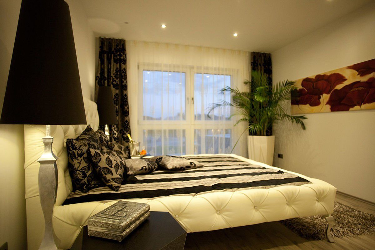 ELK Effizienzhaus 189 - Ein Schlafzimmer mit einem großen Bett in einem Raum - Interior Design Services