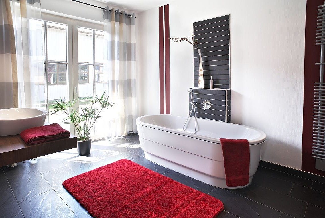 Musterhaus Madeira - Ein großer roter Stuhl in einem Raum - Interior Design Services