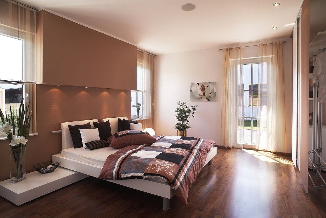 Musterhaus Madeira - Ein Schlafzimmer mit einem großen Bett in einem Raum - Schlafzimmer