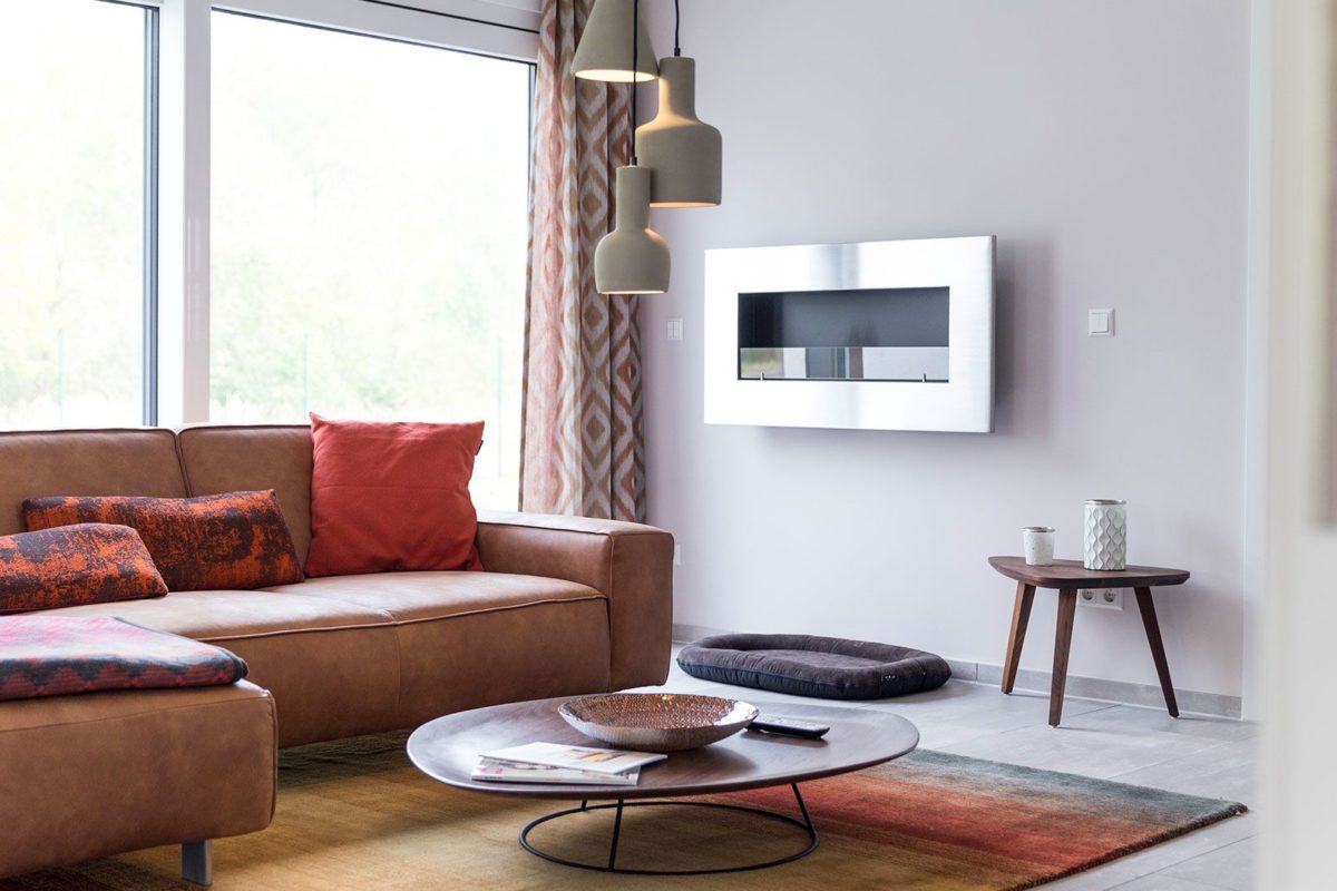 Musterhaus Schkeuditz - Ein Wohnzimmer mit Möbeln und einem großen Fenster - Interior Design Services