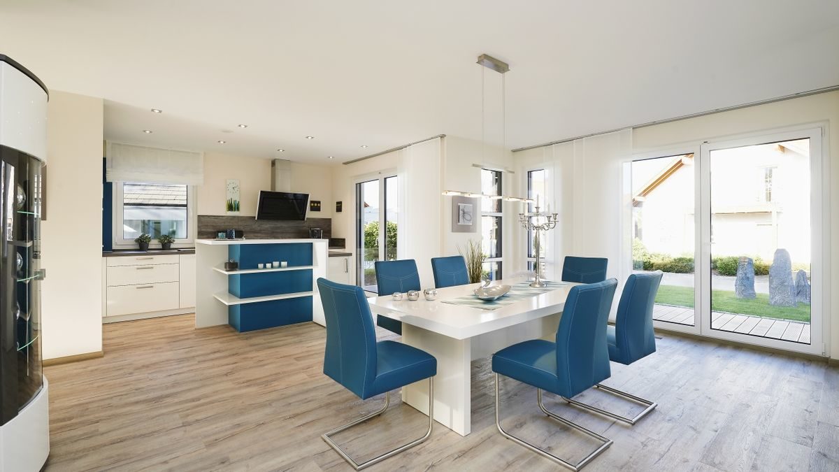 Musterhaus Montana - Eine Küche mit einem blauen Stuhl - Haus