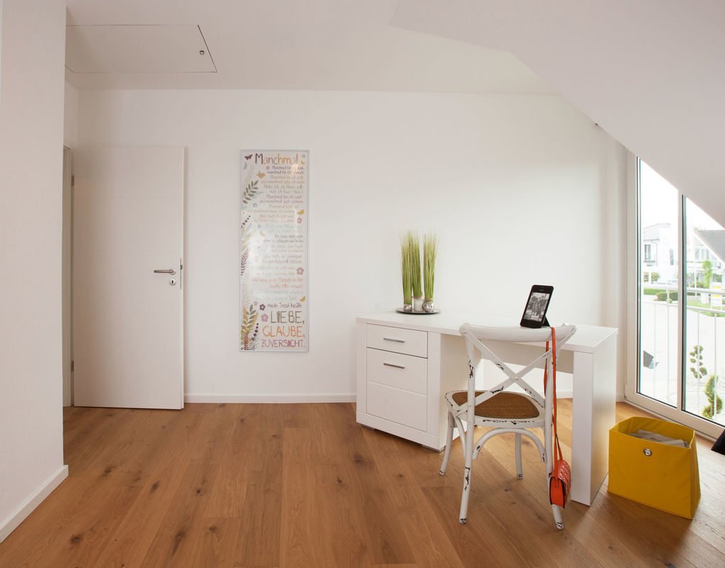 Musterhaus Poing G 154 - Ein Wohnzimmer voller Möbel auf einem harten Holzboden - Haus