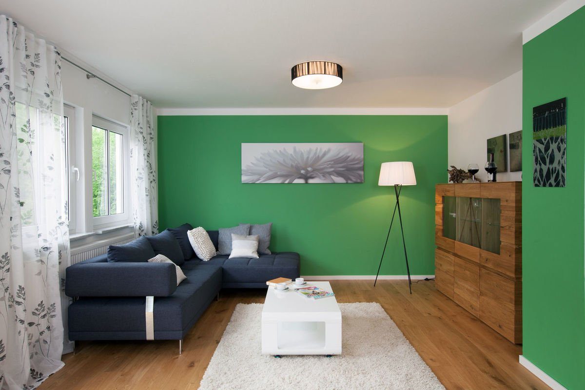 Musterhaus Poing G 154 - Ein Wohnzimmer voller Möbel auf einem harten Holzboden - Haus