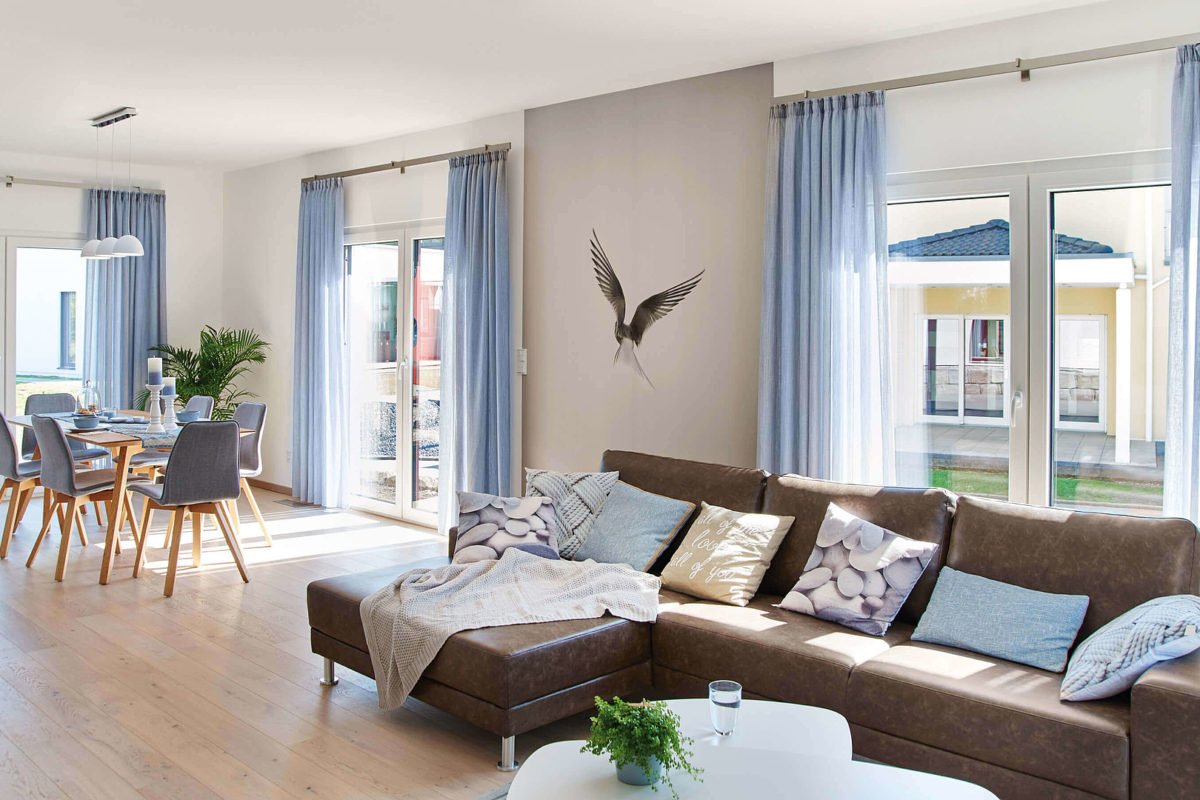 Musterhaus Mannheim - Ein Wohnzimmer mit Möbeln und einem großen Fenster - Fenster