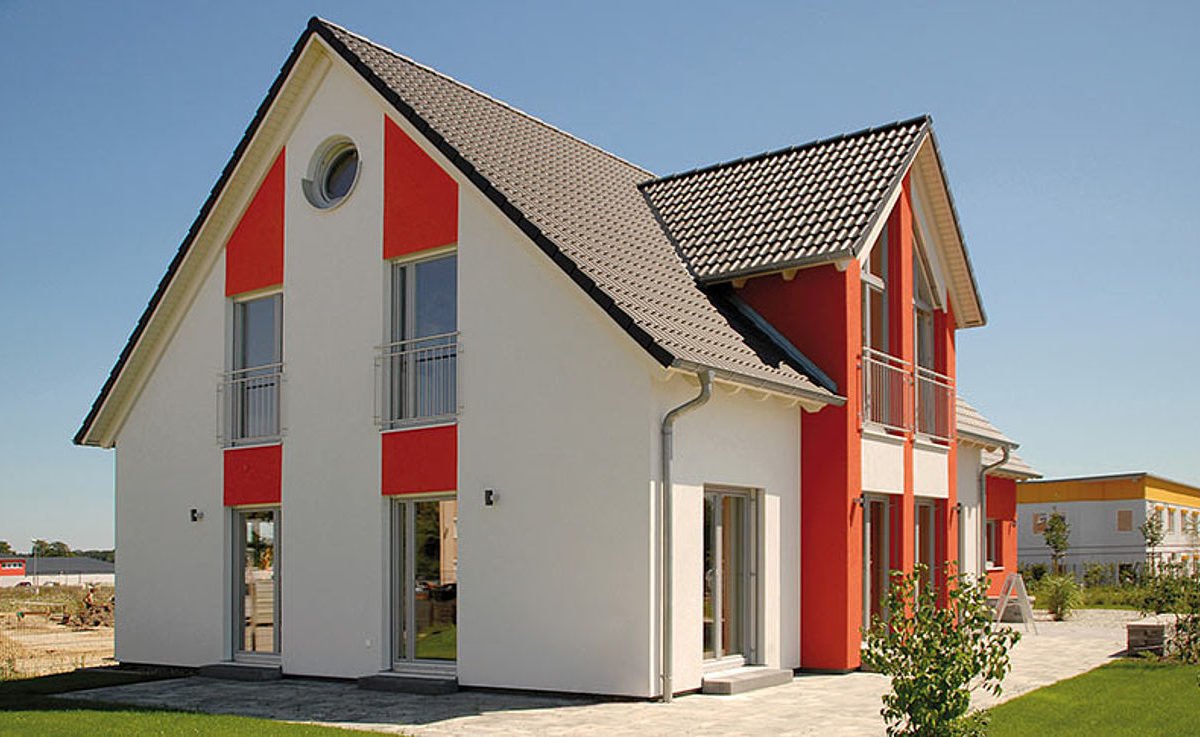 Musterhaus Hessdorf 169 - Ein großes weißes Haus - Fertighaus