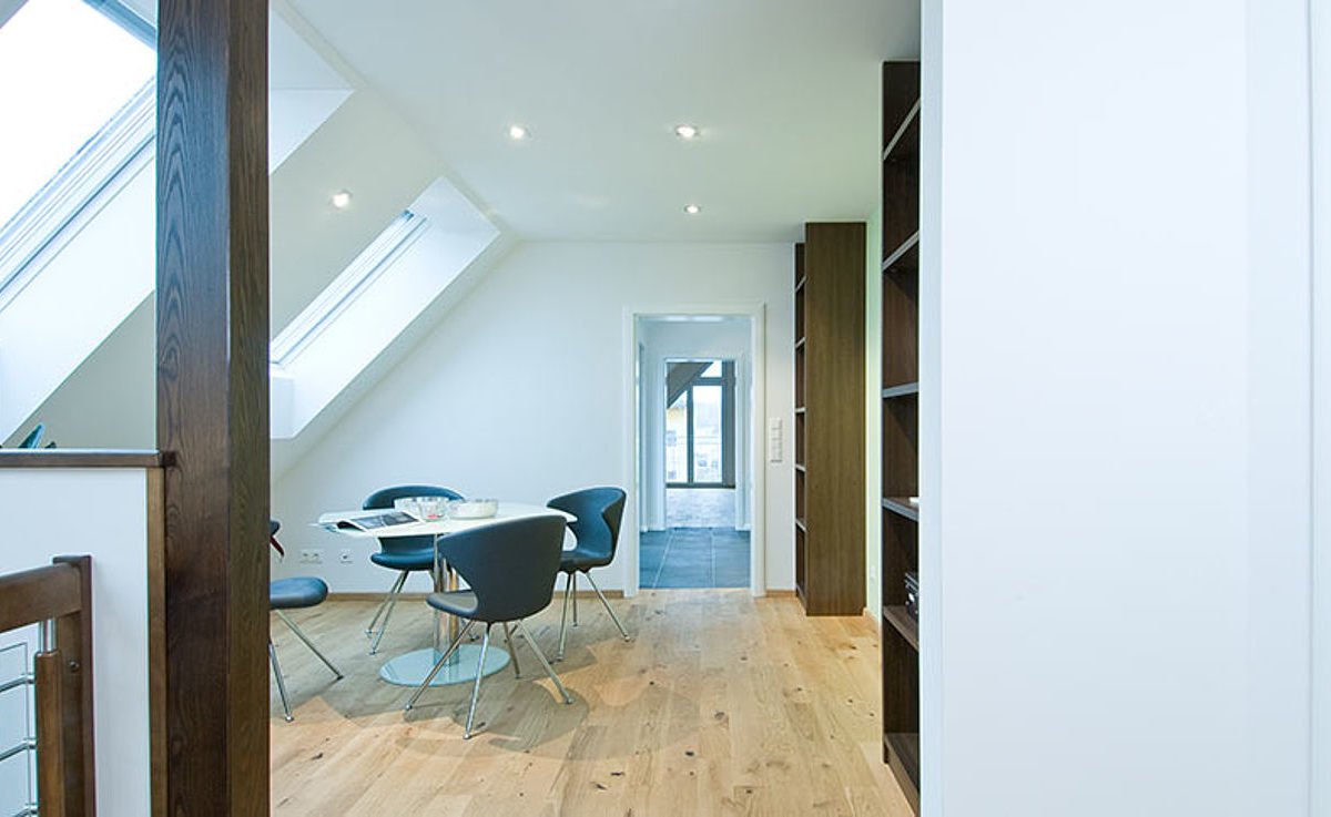 Musterhaus Hessdorf 169 - Ein Wohnzimmer mit Möbeln und einem großen Fenster - Interior Design Services
