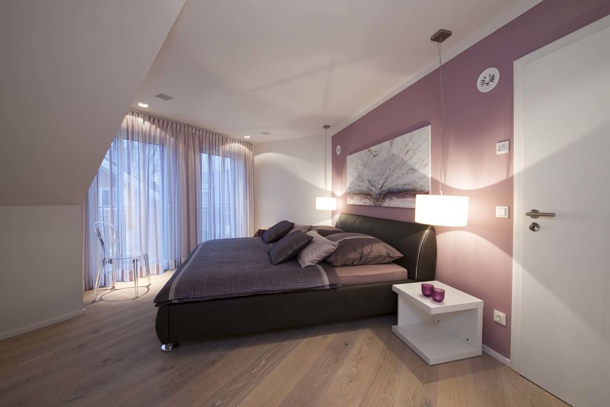 Musterhaus Fellbach 163 - Ein Schlafzimmer mit einem Bett in einem Raum - Interior Design Services