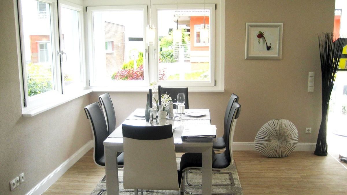 Musterhaus Stuttgart - Ein Wohnzimmer mit Möbeln und einem großen Fenster - ScanHaus Marlow GmbH