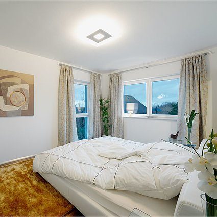Musterhaus in Chemnitz - Ein Hotelzimmer mit einem Bett und einem großen Fenster - Schlafzimmer