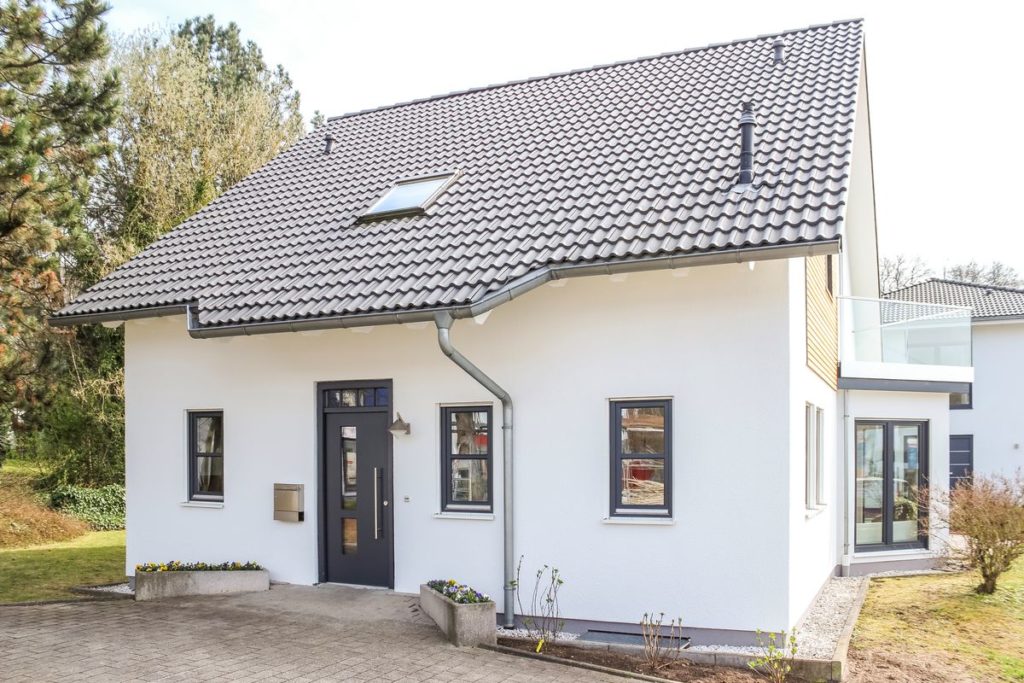 Fertighaus Frankfurt: 6 einfache Tipps zum passenden Fertighaus Hausbau Helden Musterhaus Bad Vilbel - Ein Haus mit Bäumen im Hintergrund - Einfamilienhaus
