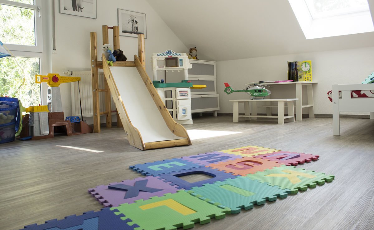 Musterhaus Bad Vilbel - Ein Schlafzimmer mit einem Bett und einem Schreibtisch in einem Raum - Fußboden