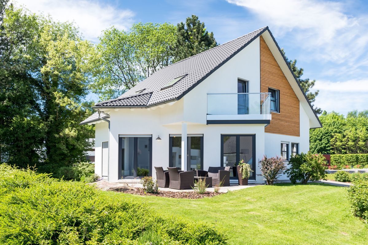 Musterhaus Bad Vilbel - Ein Baum vor einem Haus - Grundeigentum