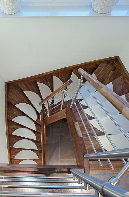 Musterhaus in Chemnitz - Ein Holzstuhl in einem Raum - Treppe