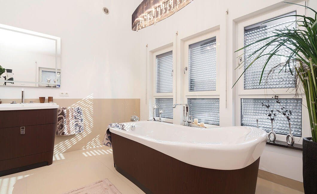 Edition Select 186 (Musterhaus Mannheim) - Eine große weiße Wanne sitzt neben einem Fenster - Bad