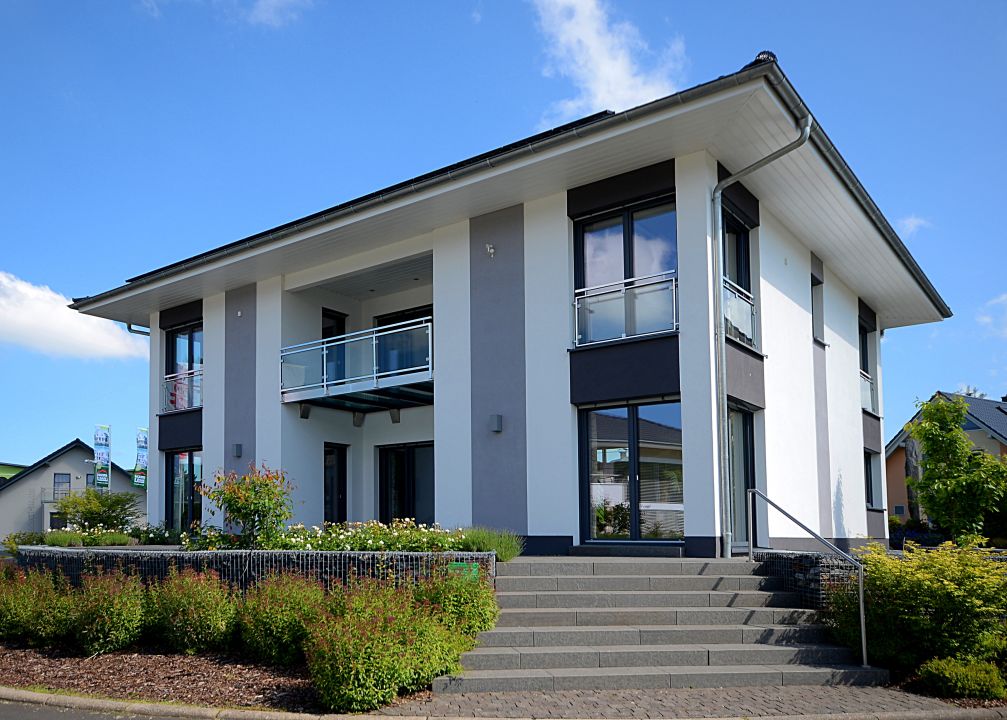 Stadtvilla Frankfurt - Ein Haus mit Büschen vor einem Backsteingebäude - Fertighaus