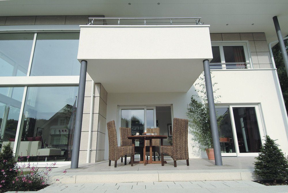 Villa mit Aussicht - Eine Bank vor einem Haus - WeberHaus GmbH & Co. KG