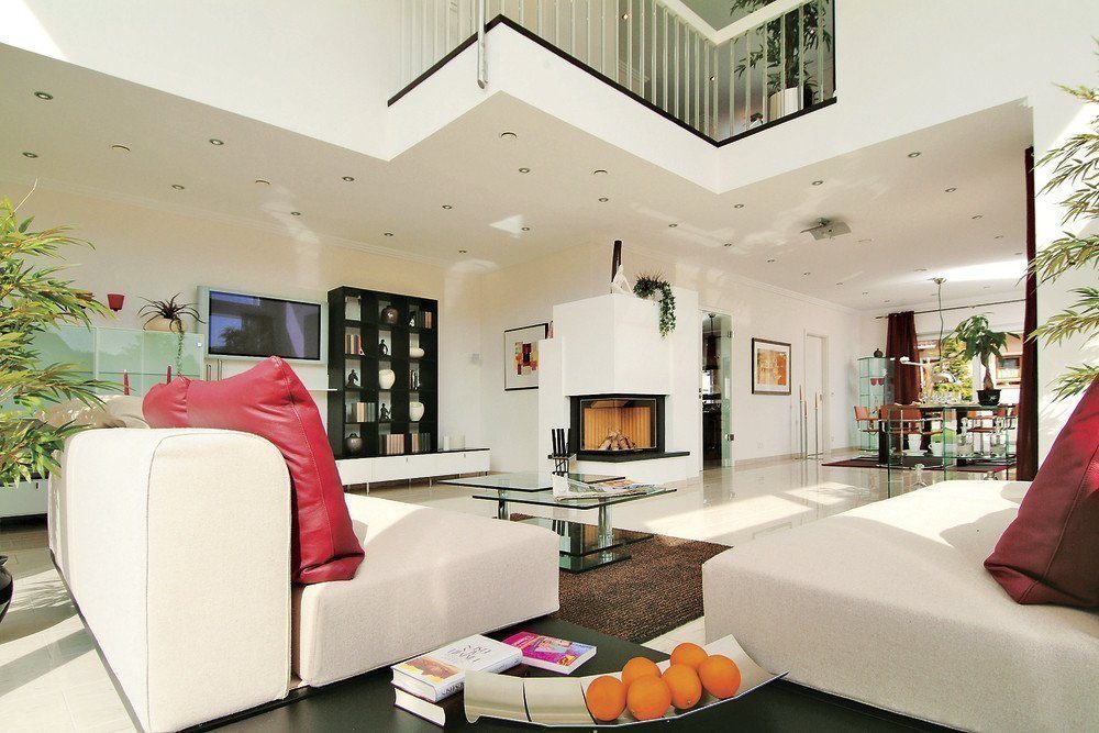 Villa mit Aussicht - Ein Wohnzimmer mit Möbeln und einem Flachbildfernseher - WeberHaus GmbH & Co. KG