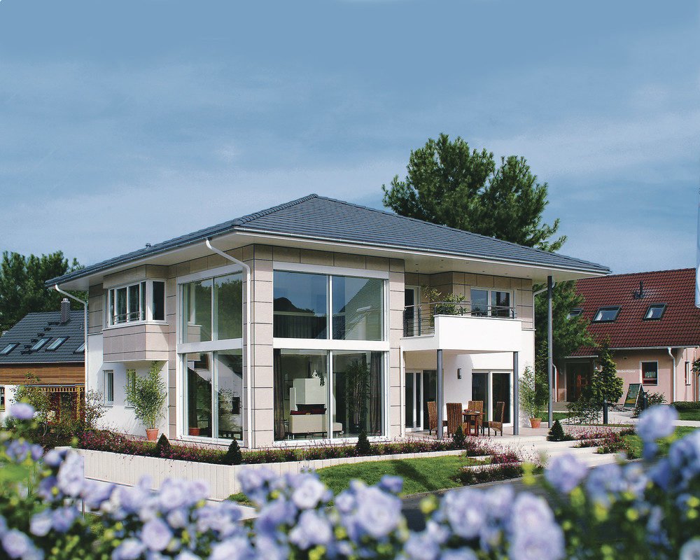 Villa mit Aussicht - Ein haus mit büschen vor einem gebäude - WeberHaus GmbH & Co. KG
