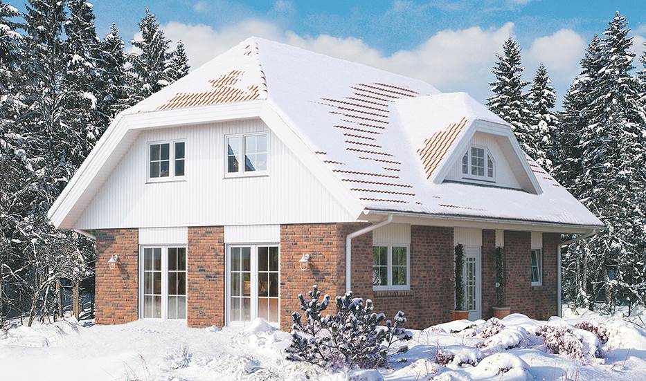 Glücksburg – Das 1Liter-Haus - Ein Haus mit Schnee bedeckt - Danhaus GmbH