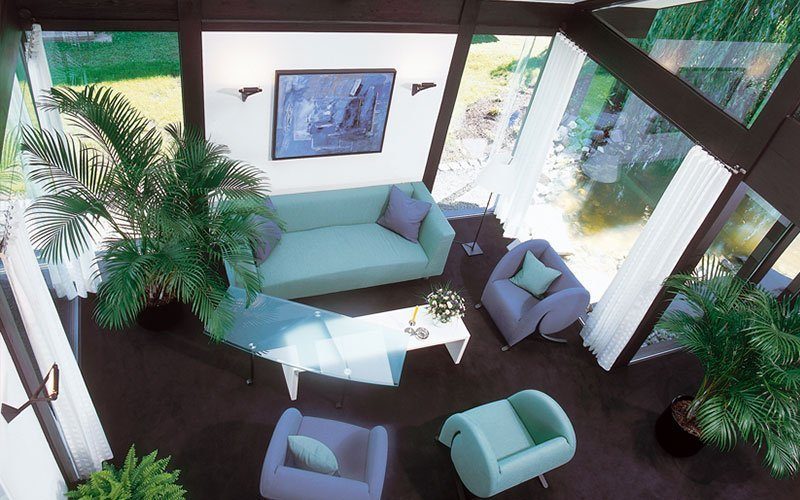 Musterhaus Fellbach - Ein Wohnzimmer mit Möbeln und Blumenvase auf einem Tisch - Davinci Haus GmbH