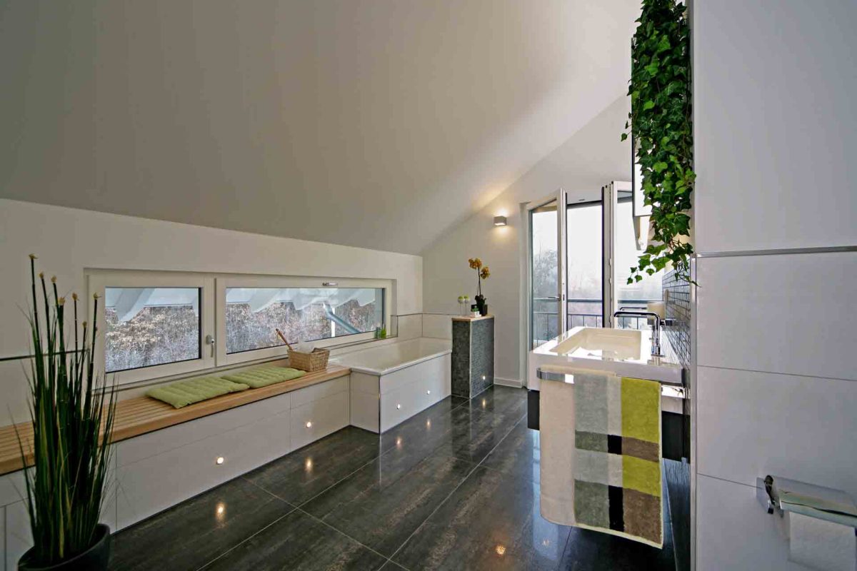 Musterhaus Erlangen - Eine küche mit waschbecken und spiegel - Die Architektur