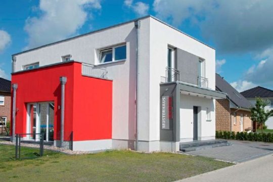 Musterhaus Glinde - Ein kleiner Glockenturm vor einem Haus - Heinz von Heiden Massivhäuser