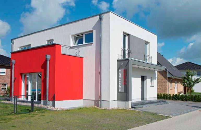 Musterhaus Glinde - Ein kleiner Glockenturm vor einem Haus - Heinz von Heiden Massivhäuser