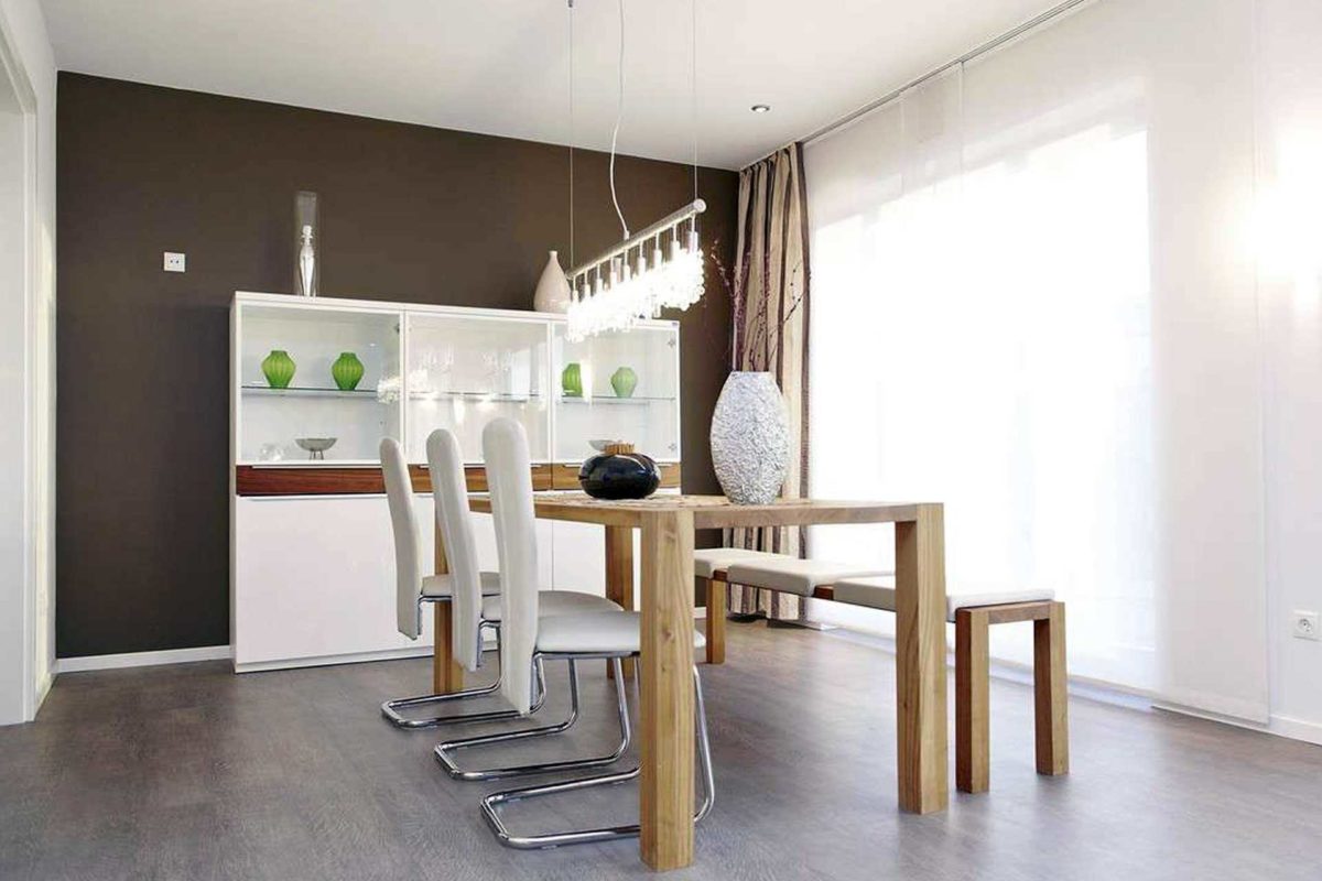 Musterhaus Diana - Ein Raum voller Möbel auf einem Holzboden - Haus