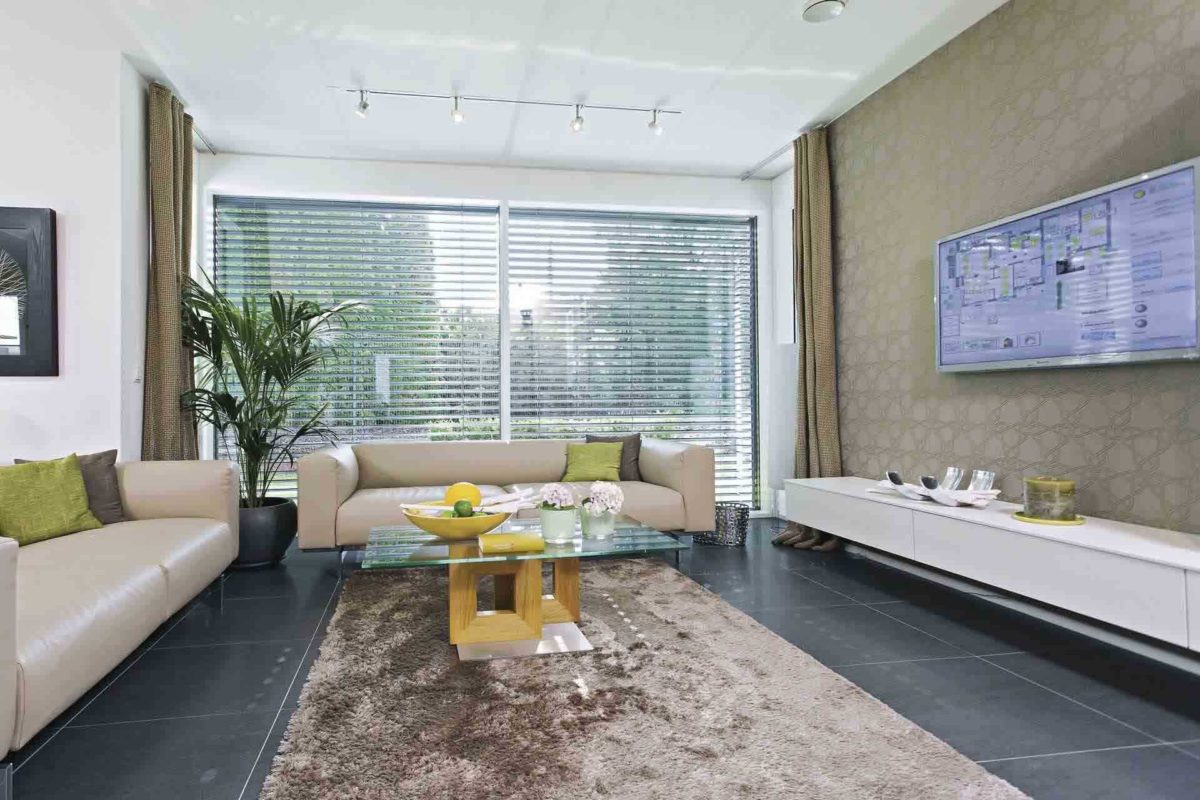 CityLife Wuppertal - Ein Wohnzimmer mit Möbeln und einem großen Fenster - Interior Design Services