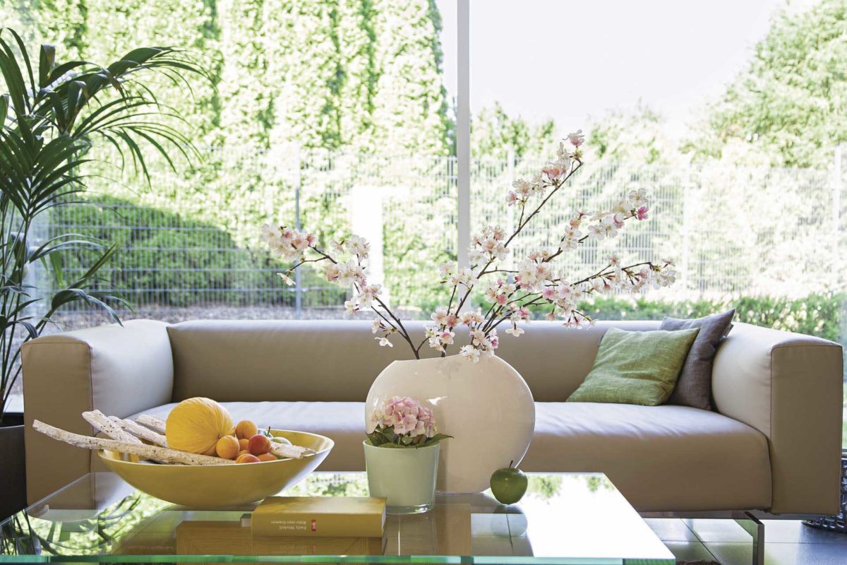 CityLife Wuppertal - Ein Wohnzimmer mit Möbeln und Blumenvase auf einem Tisch - Interior Design Services
