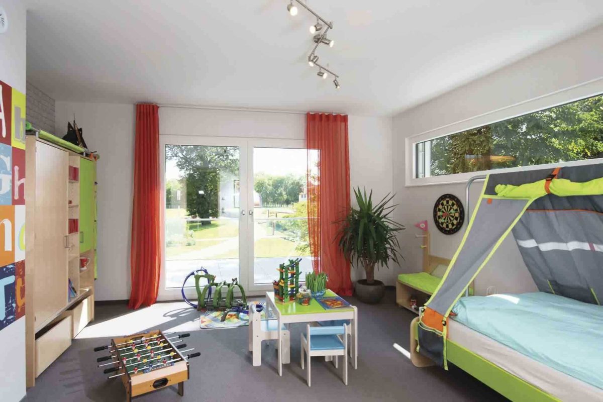 CityLife Haus 700 - Ein Wohnzimmer mit Möbeln und einem großen Fenster - Interior Design Services
