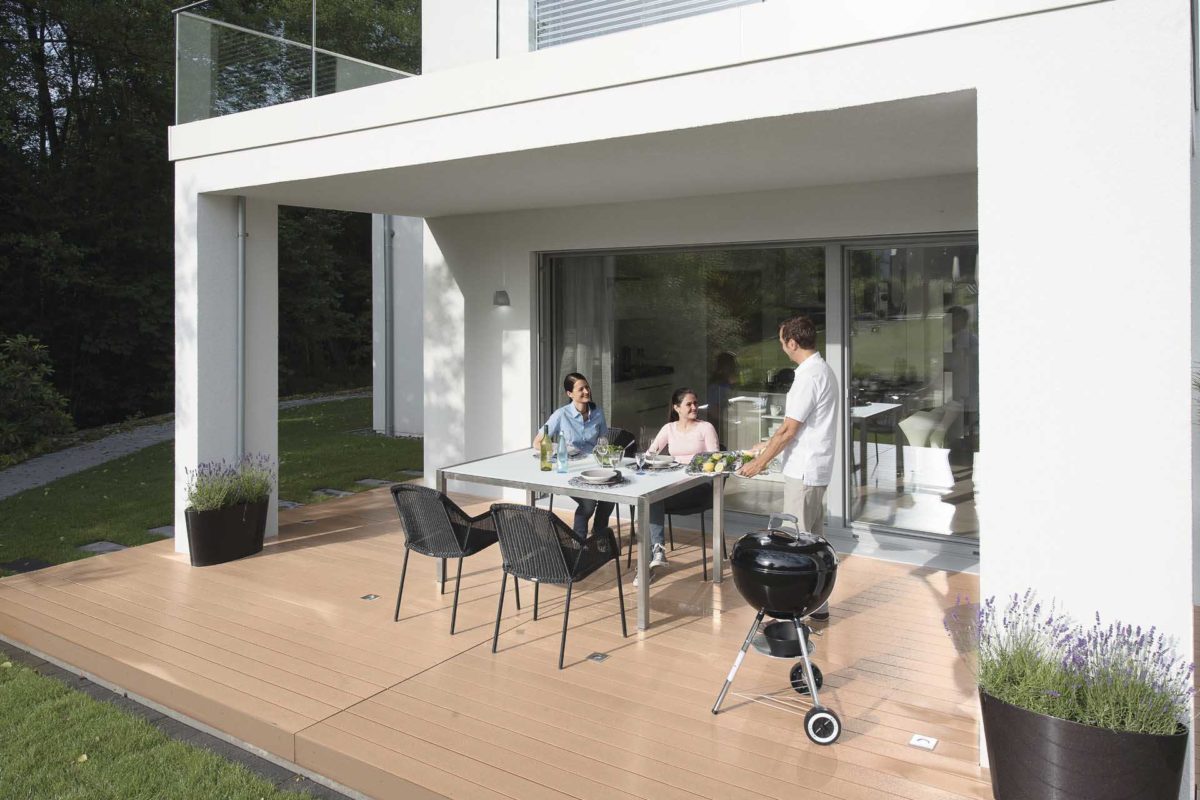 CityLife Haus 700 - Eine Person, die vor einem Gebäude steht - Fertighaus