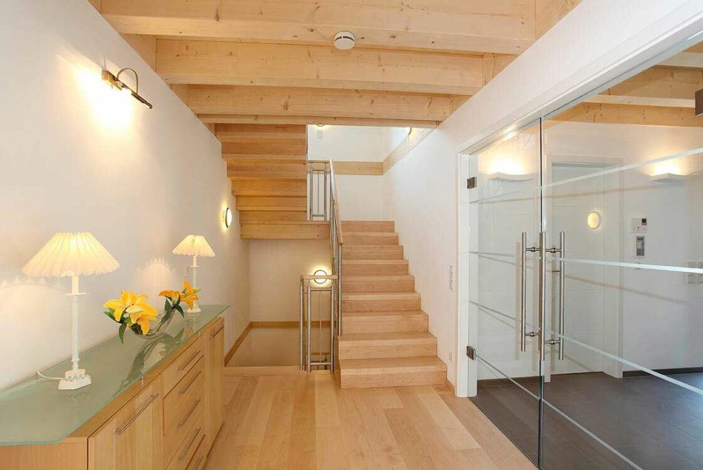 Großzügige Stadtvilla - Ein zimmer mit holzboden - Treppe