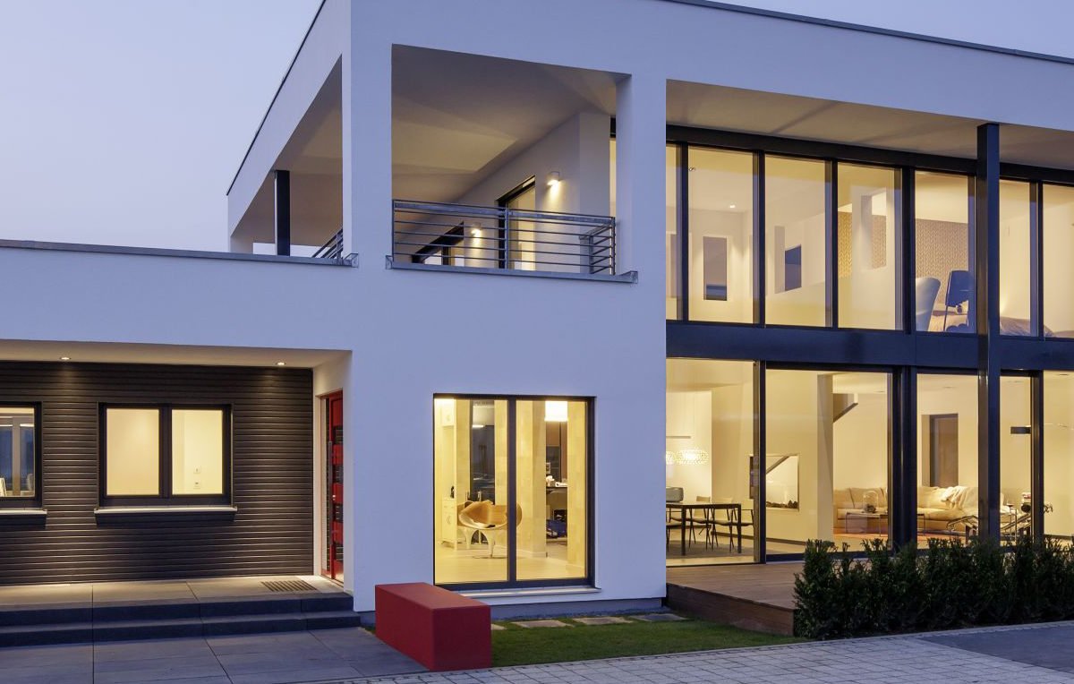 Musterhaus Köln - Ein Gebäude mit einem großen Fenster - Haus