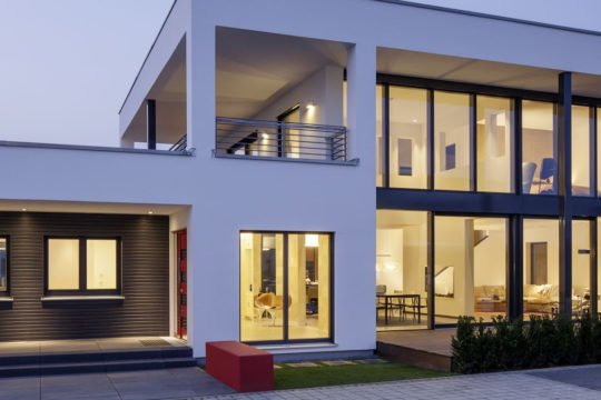 Musterhaus Köln - Ein Gebäude mit einem großen Fenster - Haus