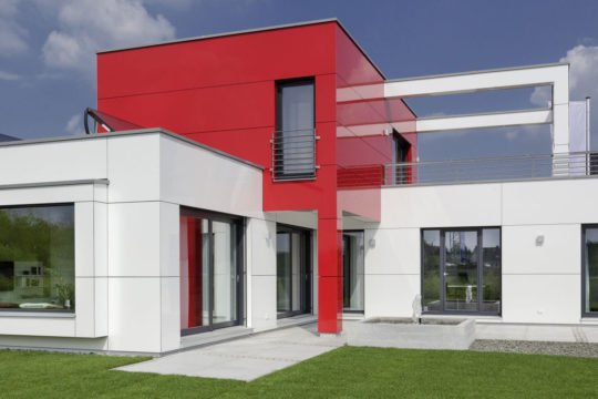 L³- Luxhaus Lifestyle Loft - Ein großes weißes Gebäude - Verkleidung